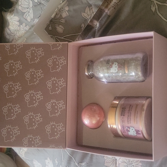 LIMITED EDITION hello kitty x creme gift set - Picture 3 of 6